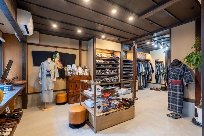 Men's Kimono Lesson and Shopping in Kyoto - Trying on in the shop: sizing, matching, and comfort