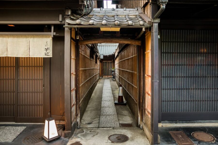 Night Walk in Gion: Kyoto's Geisha District - Practical tips so you get the most from your night walk