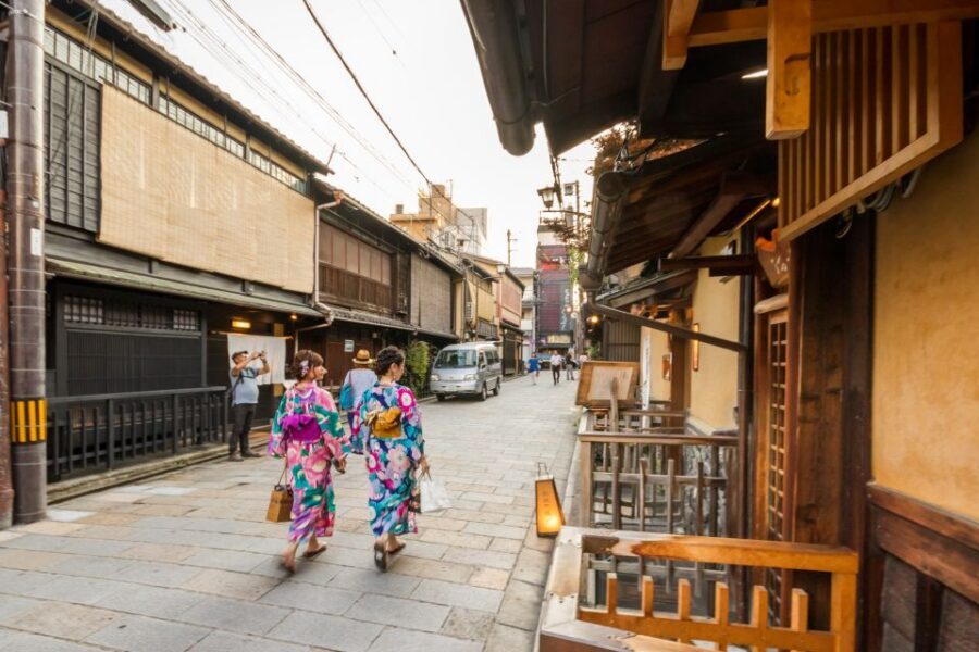 Night Walk in Gion: Kyoto's Geisha District - Why Gion at night changes how you see geisha culture