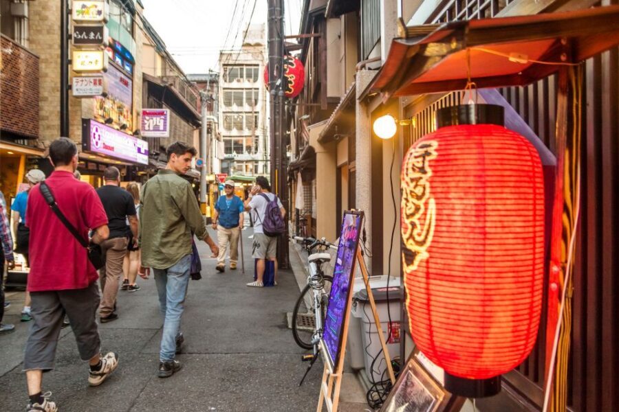 Night Walk in Gion: Kyoto's Geisha District - Geiko and maiko sightings: how to manage expectations (and behavior)