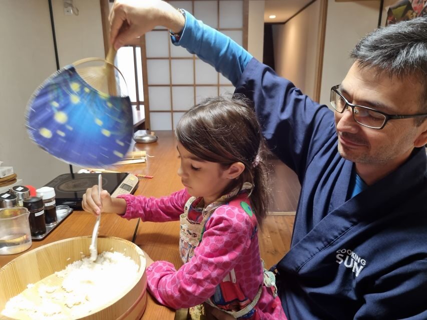 Nishiki Market Food Tour with Cooking Class - At the western entrance: getting oriented fast in Nishiki