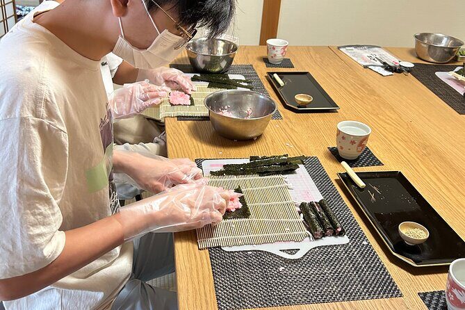 Private Art Sushi Roll Class in Kyoto - Step-by-step: what you do during the private roll class