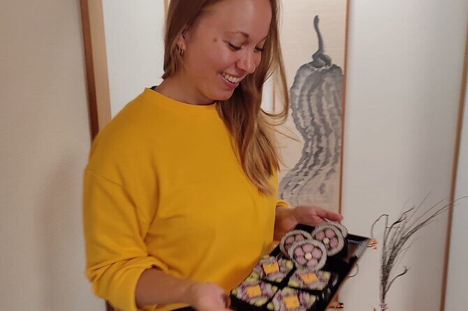 Private Art Sushi Roll Class in Kyoto - The socks rule and the tatami reality check
