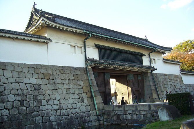 Private Highlights of Kyoto Tour - Nijo Castle and Sanjusangendo: when Kyoto turns from pretty to powerful