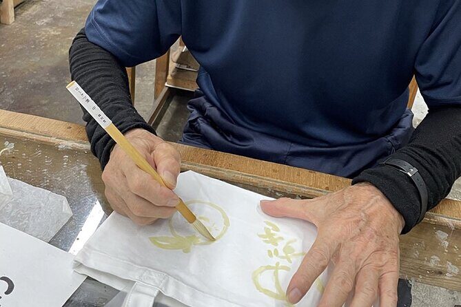 Roketsu dyeing experience: M course Roketsu Dyeing Experience - Painting melted wax: the hands-on moment