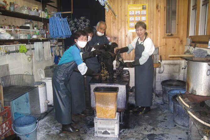 Roketsu dyeing experience: M course Roketsu Dyeing Experience - Bucket dyeing and finishing: watching your pattern appear