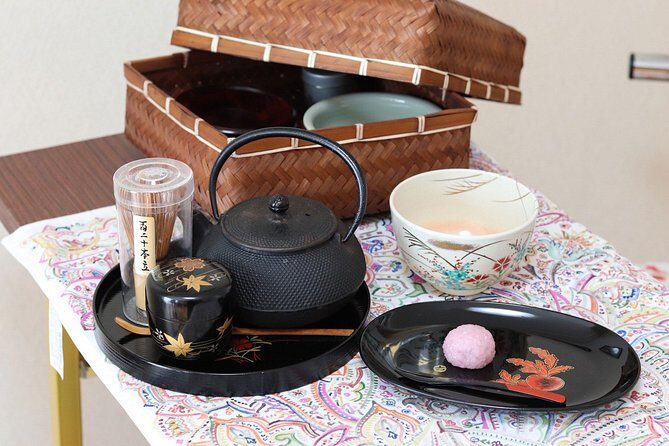 Sushi or Traditional Japanese Cuisine in a Kyoto Home with Emika - Traditional matcha first: what you’re actually paying for