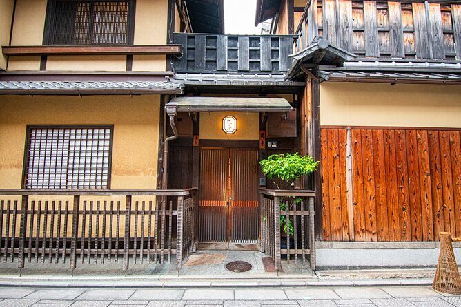 Takashi's local food adventure through Gion Kyoto tips of Ramen - Kawara-machi and the Hidden Restaurant Approach