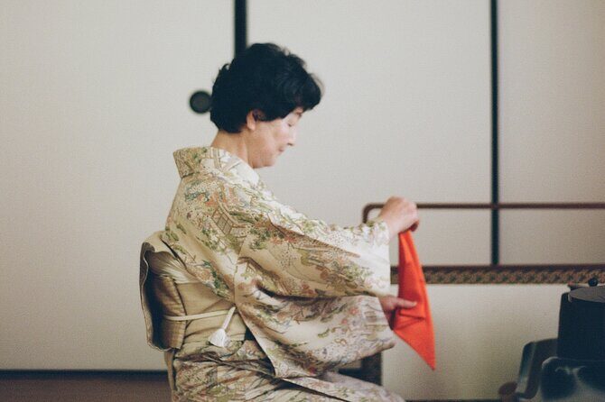 Tea ceremony by the tea master in Kyoto SHIUN AN - Entering the tea room: scrolls, flowers, and room layout that teach you how to look