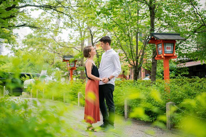 Your Private Vacation Photography Session In Kyoto - Why a private Kyoto photo shoot beats selfies at Yasaka Shrine