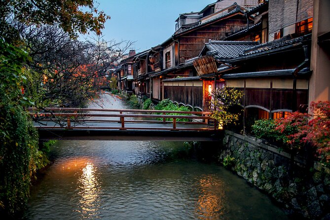 2 Hours Tour in Historic Gion: Geisha Spotting Area Tour - Tour Itinerary